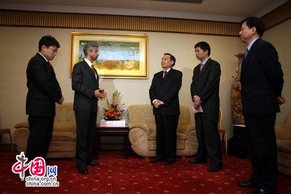 Wang Chen, minister of the State Council Information Office, meets Indian guests at the China-India Development Forum, which is held in Beijing Tuesday morning to mark the 60th anniversary of China-India diplomatic relations.