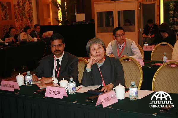 Deng Junbing (Right), Director of China Foundation for International Studies and Academic Exchanges and Vinayak Chavan, First Secretary of Embassy of India at the China-India Development Forum held in Beijing on March 30, 2010.