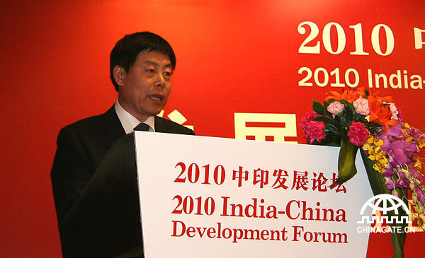 Li Jiaming, vice president of China Internet Information Center (CIIC), delivers a speech at the India-China Development Forum, which is held in Beijing Tuesday morning to mark the 60th anniversary of China-India diplomatic relations.