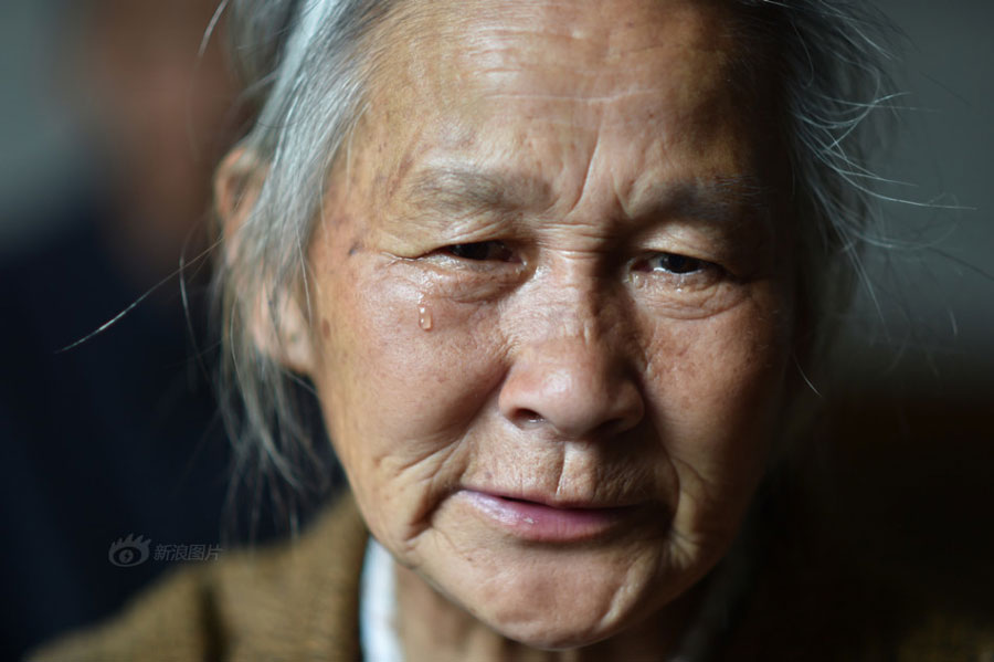 Sixty-six-year-old Huang Huiying looks much older than her age with almost all of her teeth having come out. Speaking of all kinds of hardships she has endured in bringing up her children and grandchildren, Huang cannot help but choke with sobs, and tears roll down her wrinkled cheeks. [Photo/Sina]