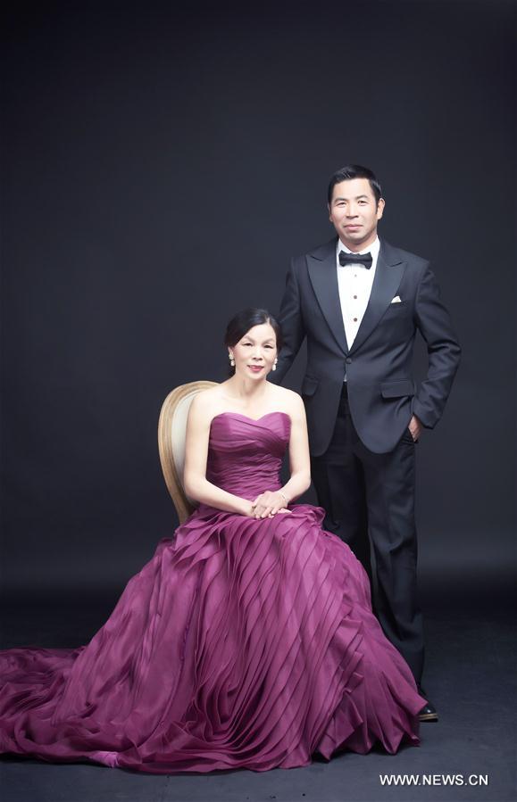 As a New Year present, a photo studio in Beijing took wedding photos for free for the couple who will celebrate the 30th anniversary of their marriage in 2017. 