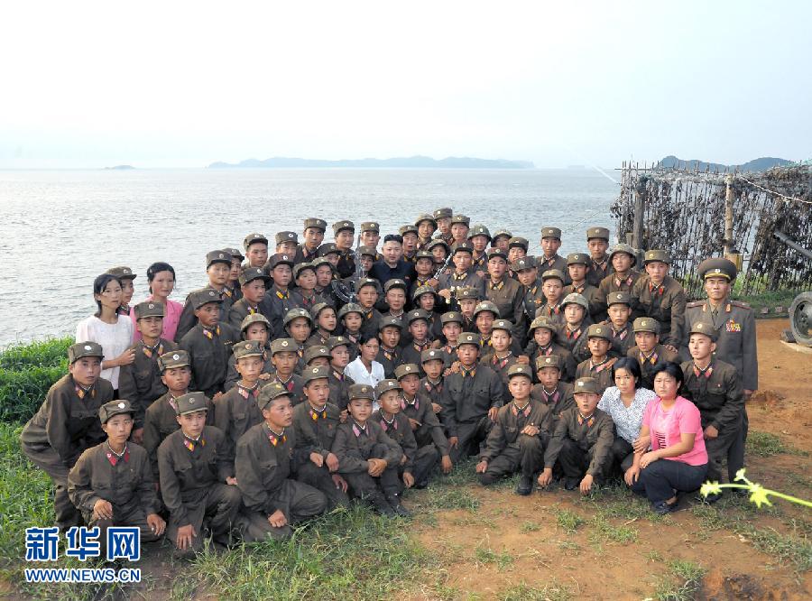 （国际）（2）金正恩于美韩军演前视察前线岛屿防御队