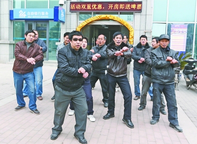 为了讨薪，农民工吕师傅带着工友跳起了江南Style。记者杨涛 摄