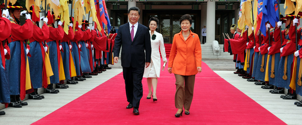 习近平出席韩国总统朴槿惠举行的欢迎仪式