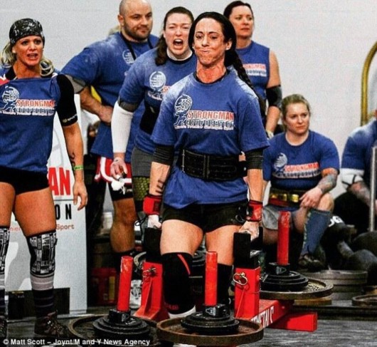 美发师抬起171公斤重轮胎 成英国最强壮女人