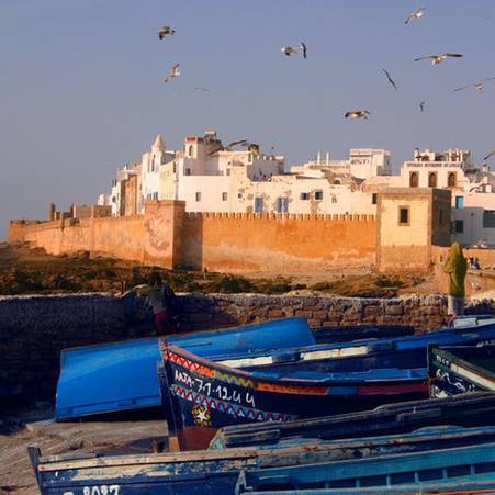 摩洛哥索维拉<br />　　索维拉（Essaouira）是一个面向大西洋的小港口，正因为如此，才使得它带有东部圣马洛（Saint-Malo）风情。海浪和鱼在这里完美结合，游客们还可以选择在市中心的露天咖啡厅品尝一杯清凉舒爽的薄荷茶。