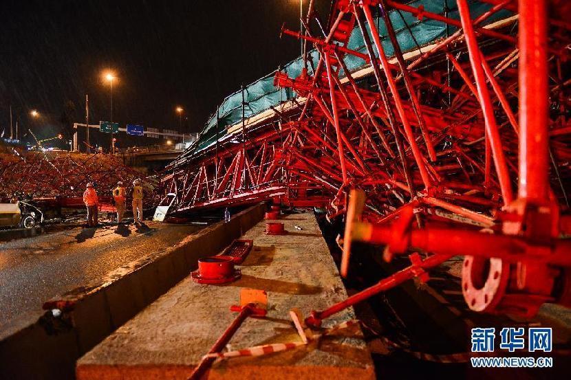 （国际）（1）南非一在建过街天桥坍塌致20余人伤亡