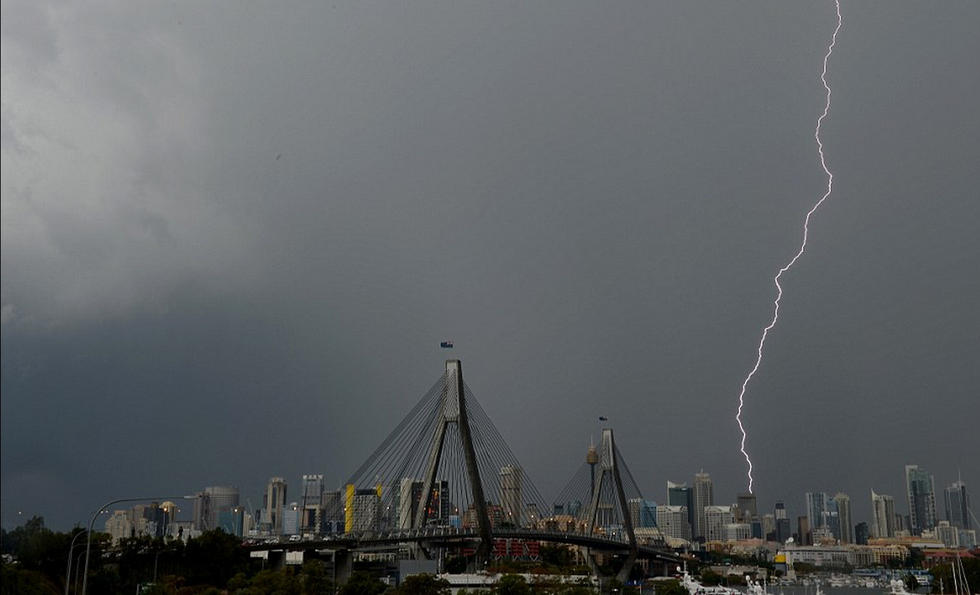 澳洲城市遭10万多道闪电击中 场面壮观