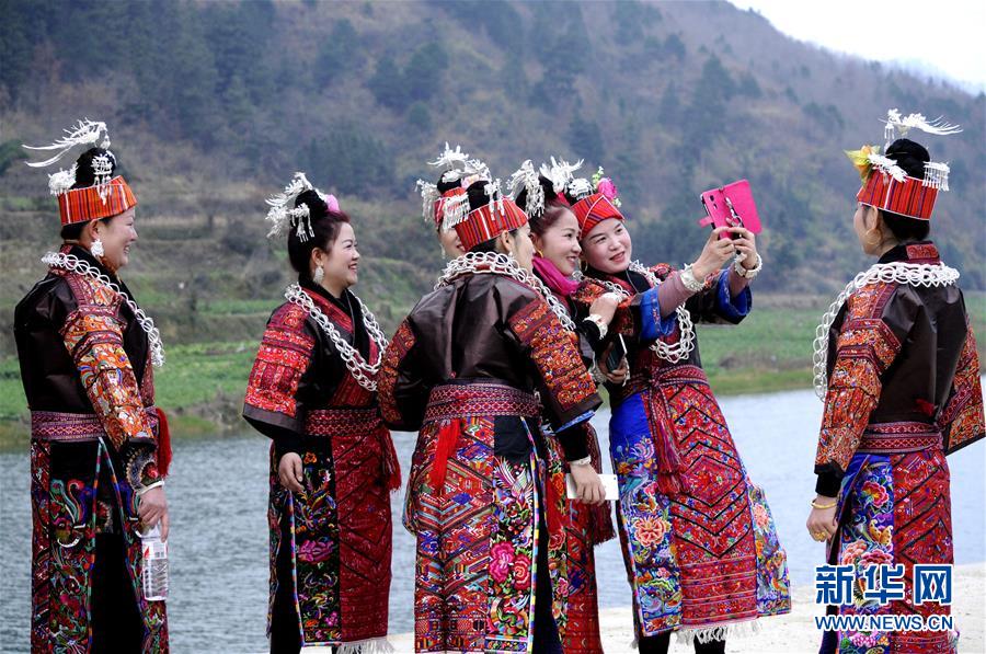 지난 2월 12일 묘족 전통 복장 차림을 한 창탄 마을 여성들이 휴대폰으로 사진을 찍고 있는 장면이다. 