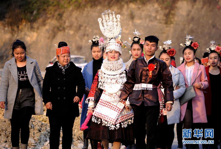 창탄 마을에서 전통 혼례를 올리는 신랑이 신부를 맞이해 예식장으로 향하는 모습이다.
