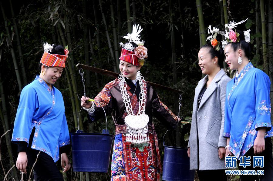 창탄 마을에서 이날 혼례식을 올리는 신부(좌2)가 새로운 생활을 연다는 의미로 