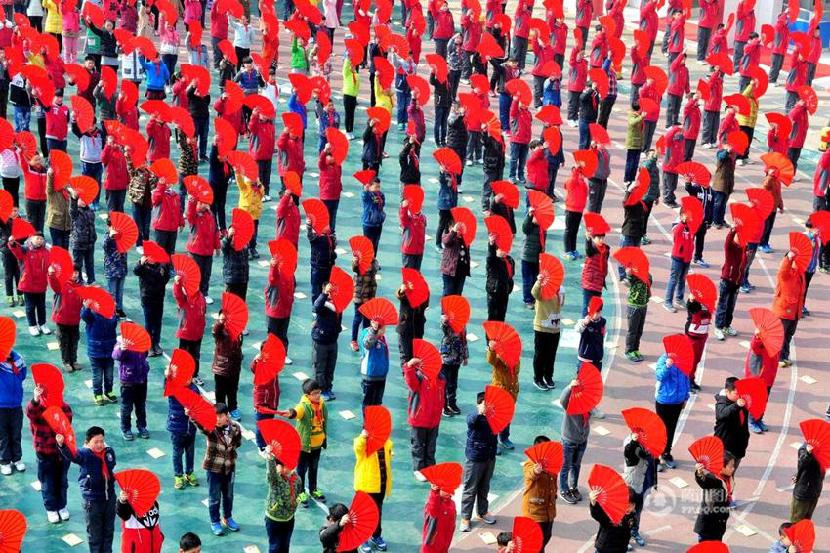 허난 1500명 초등생이 함께하는 부채춤 장관