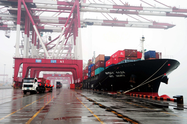 중국 칭다오항에 입항하는 한국 컨테이너선