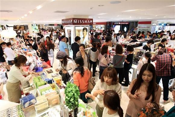  서울의 한 백화점에서 화장품을 사는 중국관광객들/자료사진