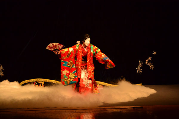 An actress dressed in a costume performs during a traditional Japanese musical play, in Beijing, June 25, 2012. [Photo/chinadaily.com.cn]