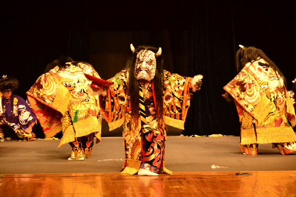Actors perform during a musical play to commemorate the 40th anniversary of the establishment of Sino-Japanese diplomatic relations in Beijing, June 25, 2012. [Photo/chinadaily.com.cn]