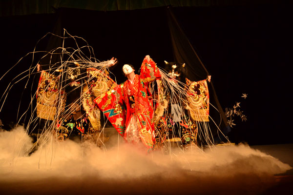 Japanese artists perform during a traditional musical play to commemorate the 40th anniversary of the establishment of Sino-Japanese diplomatic relations in Beijing, June 25, 2012. [Photo/chinadaily.com.cn]