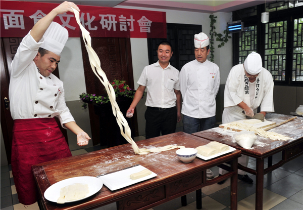Japanese and Chinese chefs compete in a Chinese pasta cooking contest in Xi'an, Shaanxi province, Sept 19, 2013. [Photo/China Daily] 