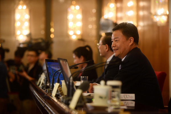 Lyu Xinhua, spokesman for the second session of the 12th National Committee of the Chinese People's Political Consultative Conference (CPPCC) picks questions from the press in Beijing March 2, 2014. [Photo/Xinhua]