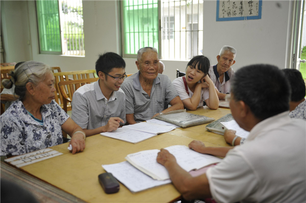 Volunteers from the non-governmental organization for leprosy treatment JIA visit elderly patients at a leprosy village in Foshan city of Guangdong province, July 27, 2013. Ryotaro Harada, a Japanese immigrant, established JIA in 2003. [Photo/Xinhua]