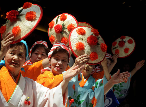 Performers from Yamagata prefecture, Japan, dance at the 2012 Japan Tourism Festival. The festival was held in Beijing on June 17 by the Japan Tourism Agency and the Japan National Tourism Organization to encourage travelers to explore the Northeast and North Kanto regions of Japan. [Photo/Xinhua]
