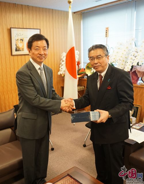 CIPG President Zhou Mingwei gives a book series his organization has published to Japan's Vice Foreign Minister Shinsuke Sugiyama. [China.org.cn]