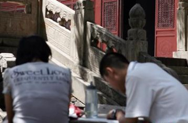 山西高考學子考試前夕拜孔廟