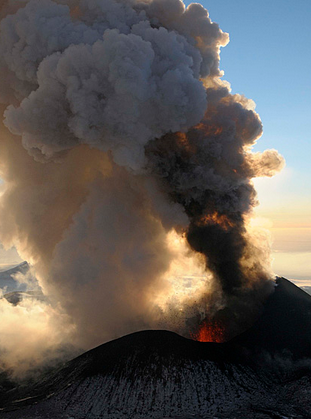 俄罗斯堪察加半岛一火山持续喷发