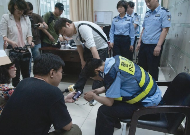 沈阳：网购装备 保安变“交警”路口罚款