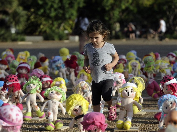 廣場殘缺玩具娃娃 呼籲關注虐童行為