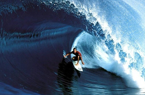 法国盲人热衷冲浪 自信为其导航