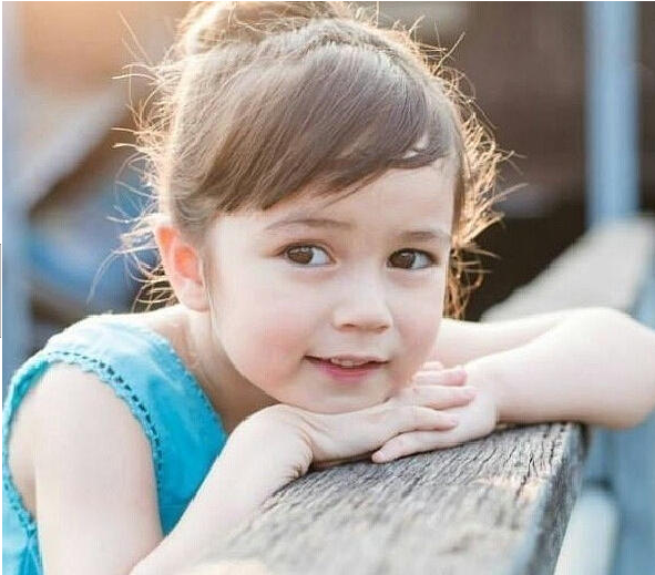 泰美混血小萝莉走红 大眼睛超萌 _ 中国网