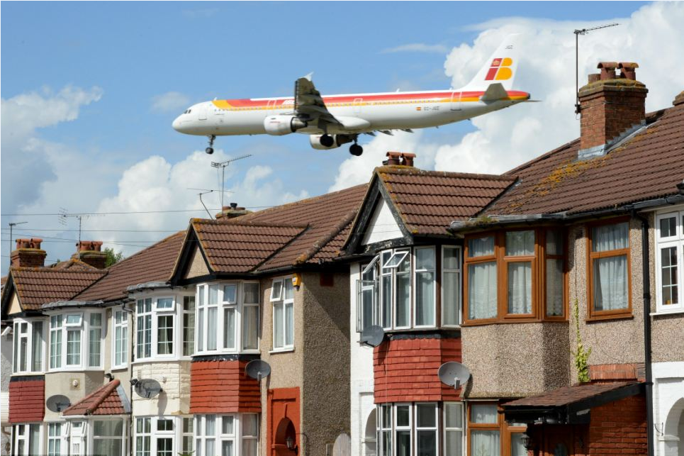 屋顶上方12米 伦敦一街区每日数百架飞机飞过