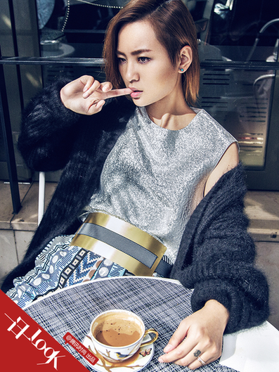 周笔畅情动织衣散淡好格调