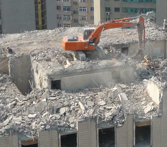 上海浦东15层楼顶惊现挖掘机