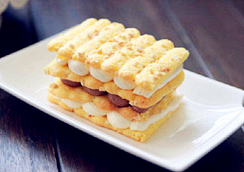 它一共三层,最上面和最下面的那层是饼干,中间是夹心,而这对应的职场