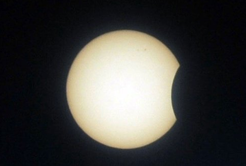 伦敦:日食未能如期而至