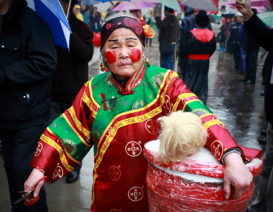 "目波澄鲜,眉抚连卷,朱口皓齿,修耳悬