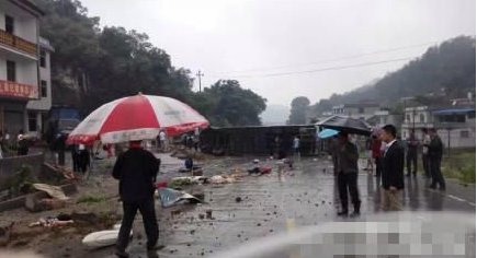 湖南一旅游大巴侧翻事故 目前已致8人死亡