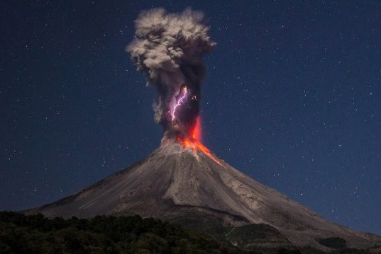 科利马火山再次喷发出火山灰