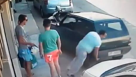 意大利:停车位太挤车开不出来 男子徒手搬车_