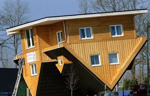 “倒立”房屋 换个角度看世界_ 视频中国