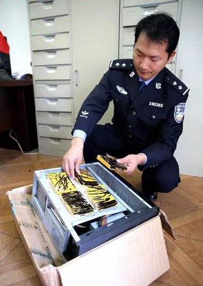 毒品藏進電腦主機 警方成功截獲_ 視頻中國