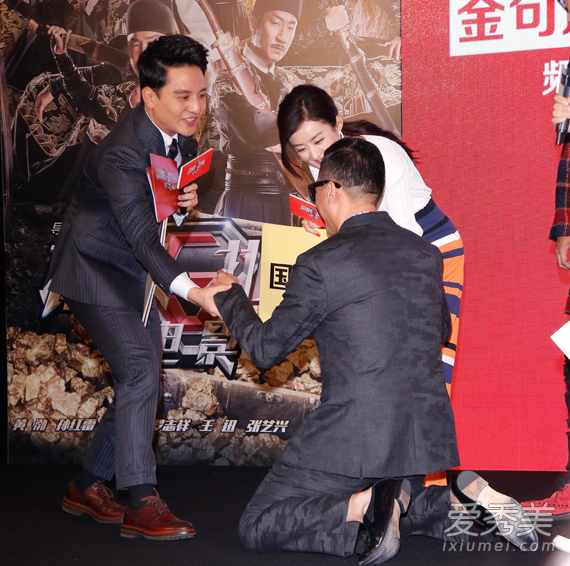 亮瞎眼!孙红雷竟当众给赵丽颖下跪
