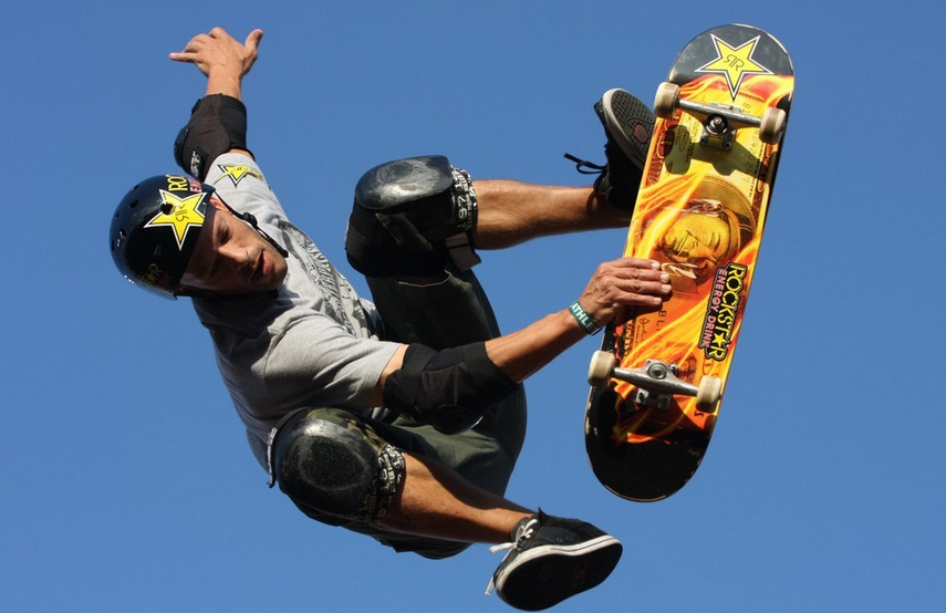 专业选手挑战空中交换滑板