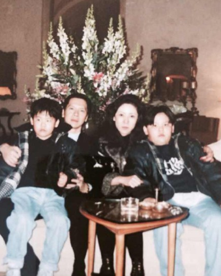 向华强晒早年温馨家庭照 向太优雅靓丽笑容甜