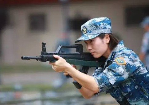 军中“花木兰”：耍95式步枪的女连长酷毙了！