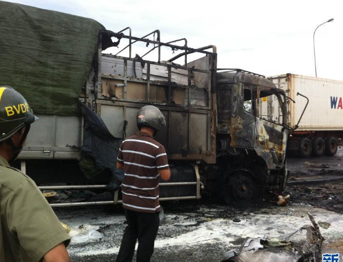 越南严重交通事故 现场车子烧毁后只剩车架