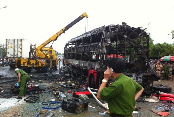 越南严重交通事故 现场车子烧毁后只剩车架