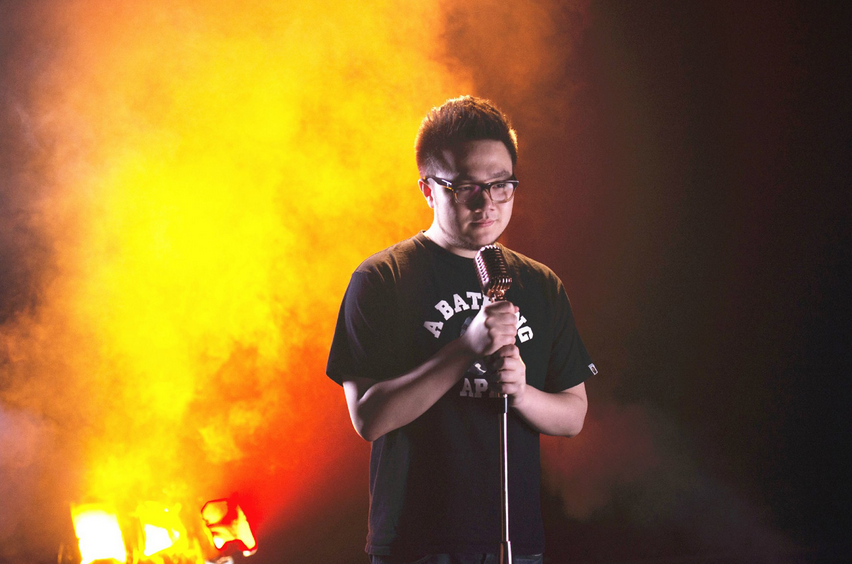 对于为何会选择女性歌手的曲目,巴图坦言并不是自己的本意,"阿妹其实